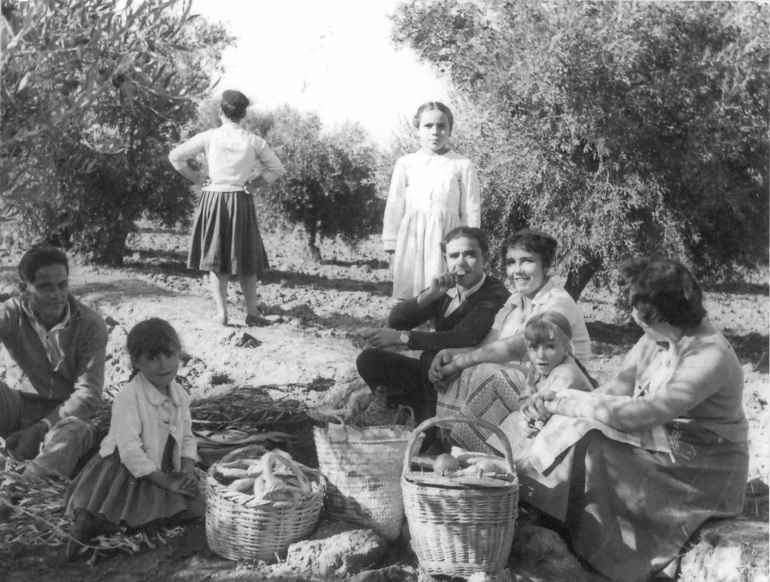 Grupo familiar celebrando la merendica. Hacia 1960. Colección PRC.