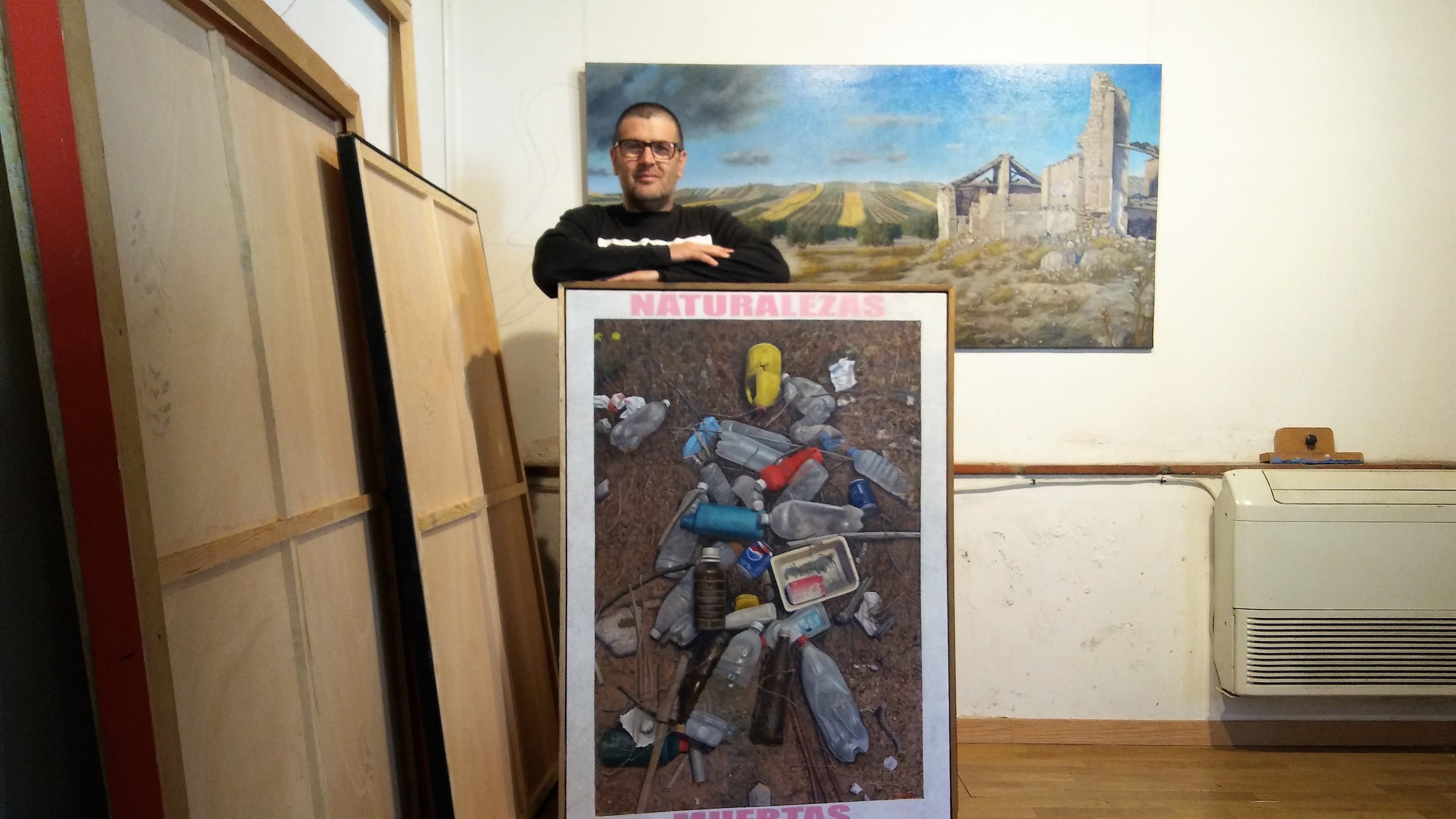 José Antonio Muñoz posa en su taller con algunos de sus lienzos.